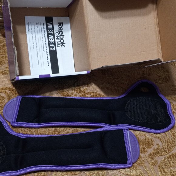 Reebok Set of Two 1lb./.45kg Thumb Lock Wrist Weights - Picture 4 of 8